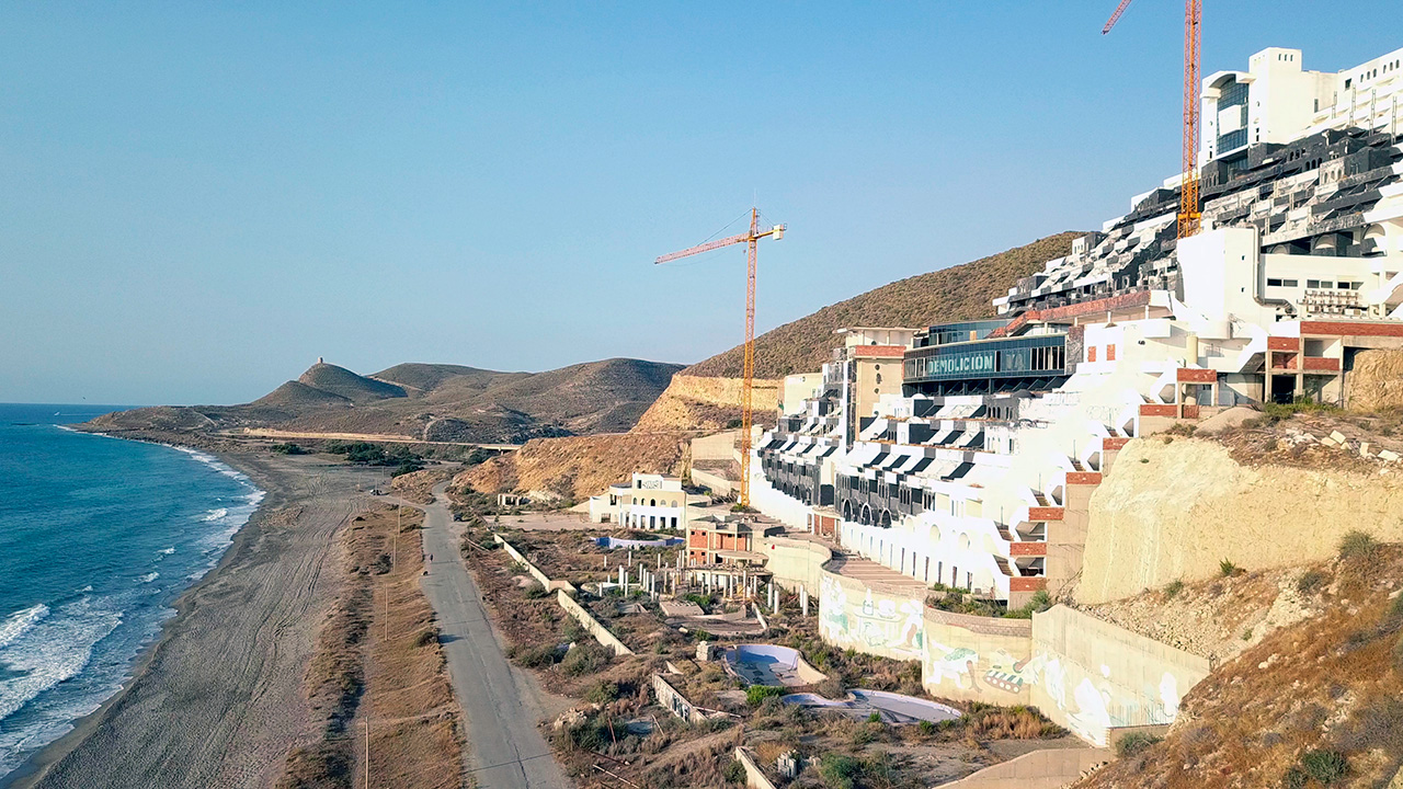 Imagen lateral del hotel de El Algarrobico, cuyas estructuras frontales están a poco más de veinte metros de la orilla del mar