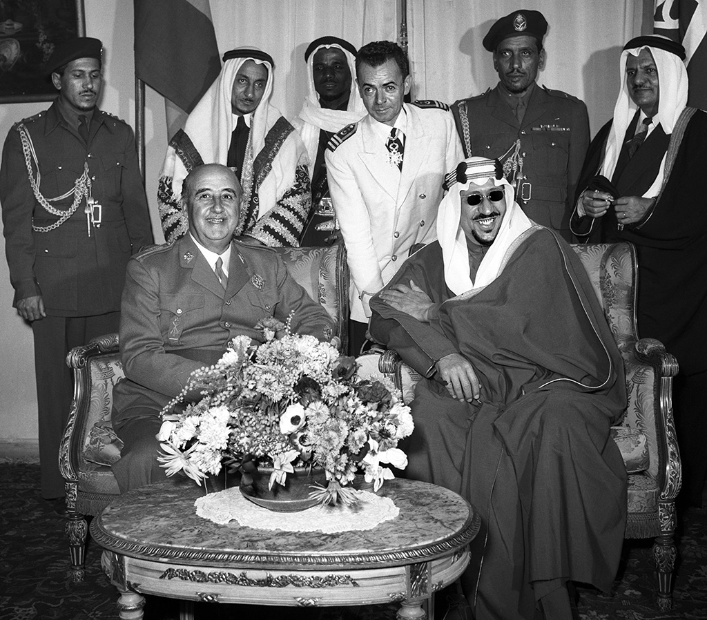 El Rey Saud de Arabia Saudí posa junto a Francisco Franco antes del almuerzo en su visita a España en febrero de 1957